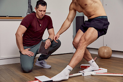 Präventive und rehabilitative Maßnahmen für Sportler, um Verletzungen vorzubeugen und zu behandeln.